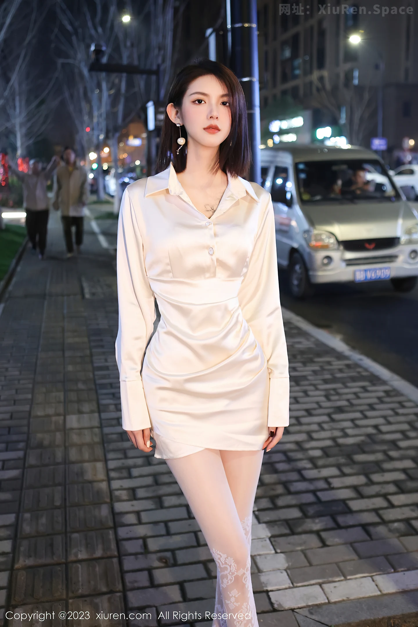 图片[3]-[XiuRen秀人网] 2023.03.10 VOL.6393 乔一一 白色连衣裙与性感内衣加白色丝袜美腿私房写真集-秀人网官方网站